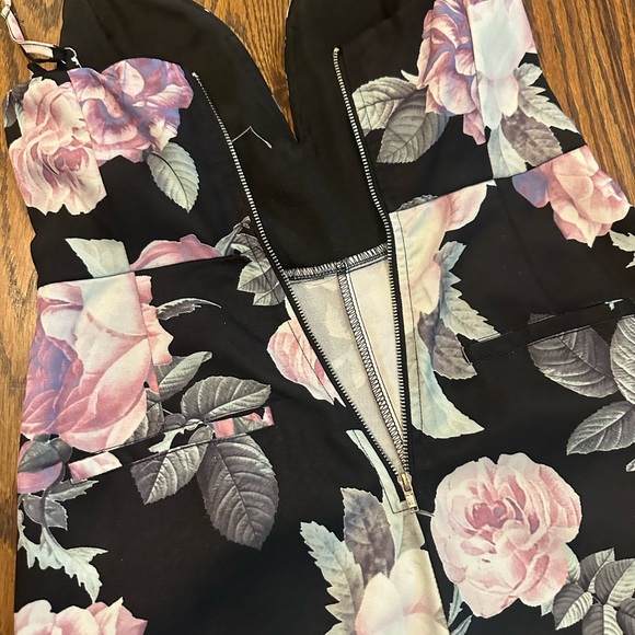 Floral jumpsuit with zipper back deep v - Picture 3 of 6